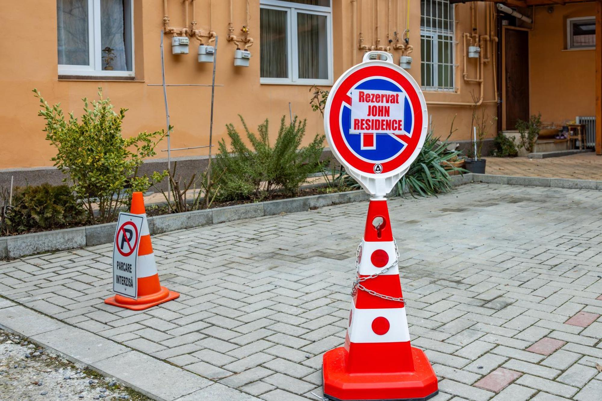 John With Parking Option Braşov